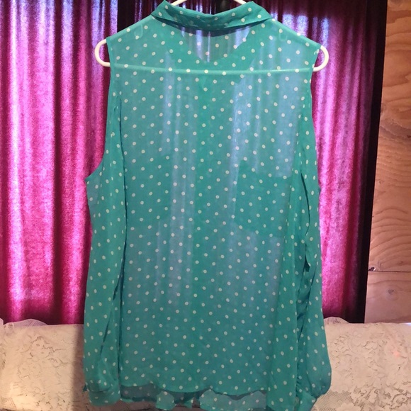 Ladies green and white polka dot cold shoulder 1X - Picture 7 of 9